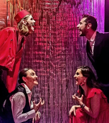 За закрытыми дверями