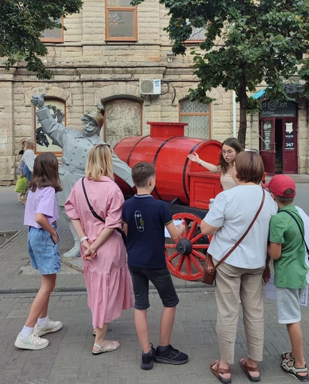 Семейная экскурсия Софьи Марченко по скульптурам Кировки: новогодняя версия (дети 6-10 лет + родители)