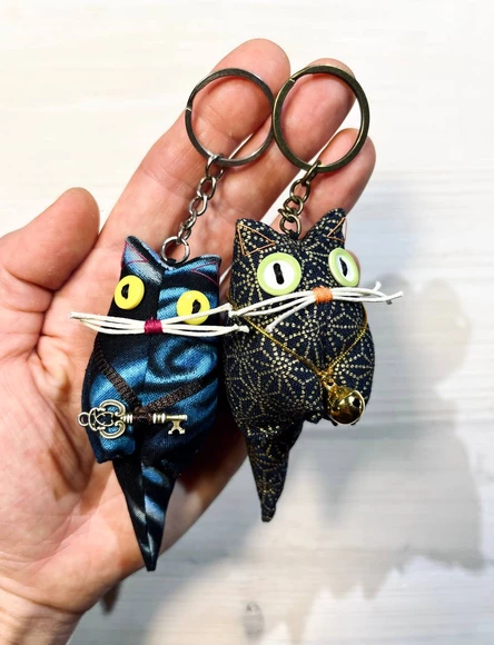 Кот брелок с травами и специями