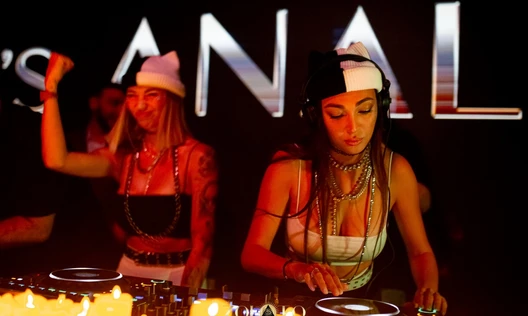 ANALINA @BULLWAR Lounge