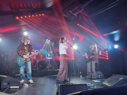 Выступление группы "Теплый ливень" на фестивале Призма