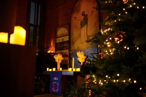 Зимний вечер у органа при свечах