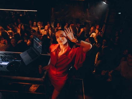 Вечеринка только для девушек. В красном