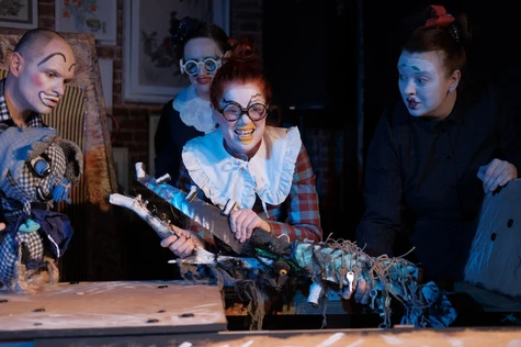 "Что у крокодила бывает на обед": спектакль-клоунада