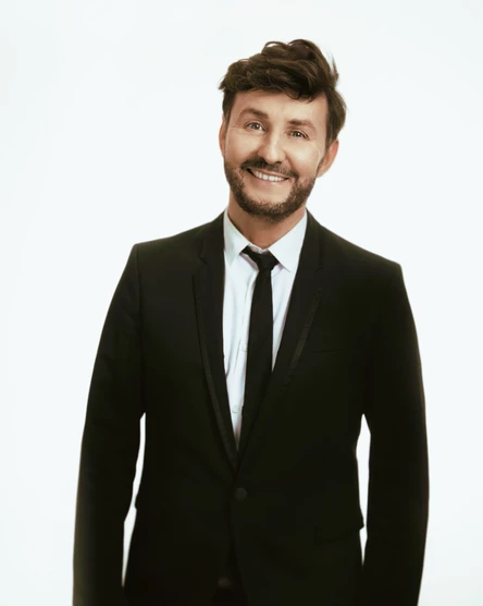 Звездный фотограф Владимир Широков поет в Театре Волковой