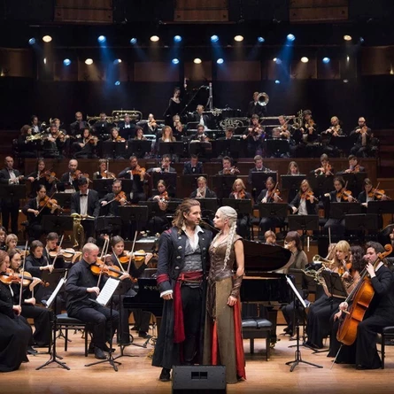 Шоу саундтректов: оркестр и невидимый голос при свечах