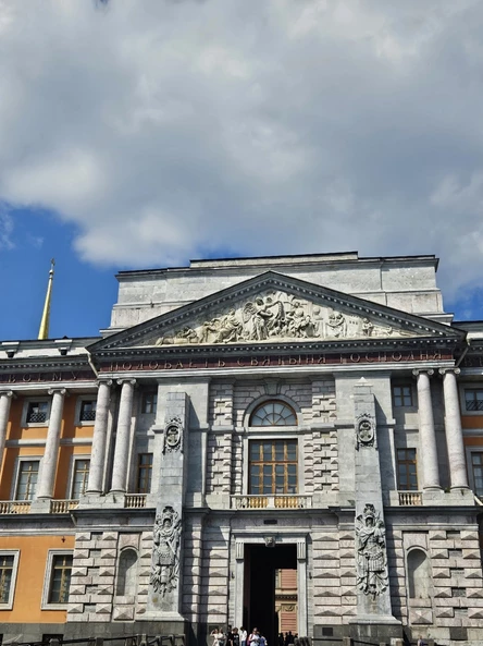 Игровая экскурсия вокруг замка "Тайны Михайловского замка" со Светланой 8-12 лет