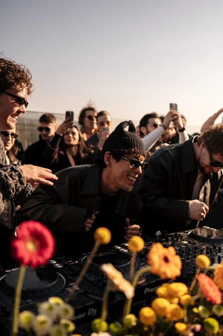 YONA: Почти лето 2