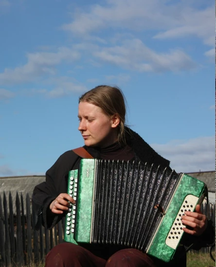 концерт Ольги Сёмочкиной (Черепахи) и Ольги Пермяковой (вокал и рисование)